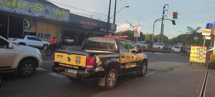 Agentes de trânsito orientam motoristas durante travessia na BR-010