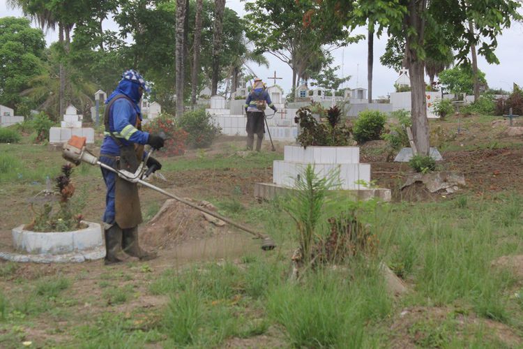 Cemitérios recebem serviços de roço e limpeza