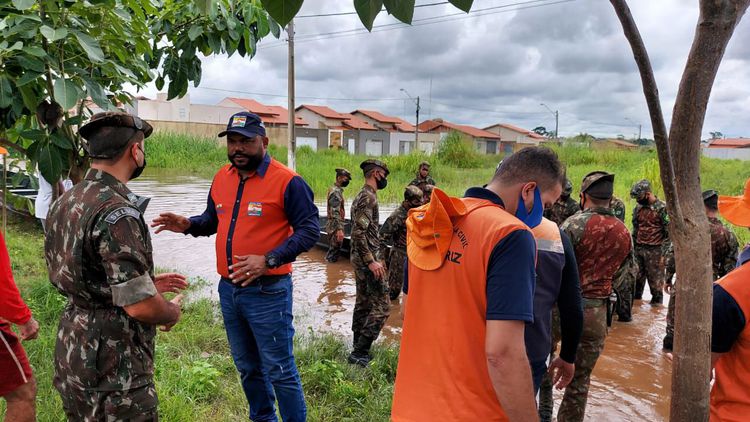 Prefeitura, Exército e Corpo de Bombeiros atendem famílias atingidas após fortes chuvas