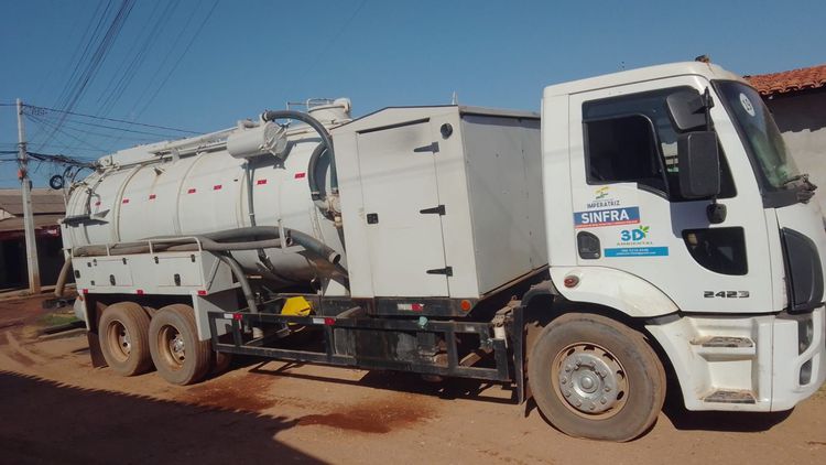 Caminhão de hidrojato realiza limpeza de bueiros no Centro e Vila Redenção