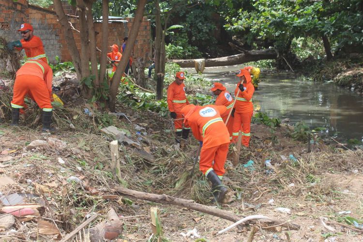 Prefeitura monta força-tarefa para limpeza de riachos