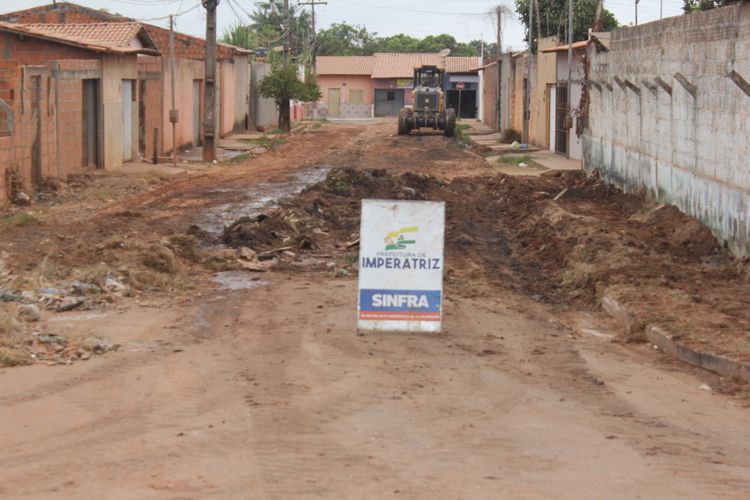 Prefeitura inicia terraplanagem para asfaltar Rua Paraguaçu