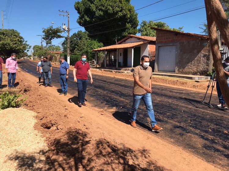 Prefeitura vistoria obra de pavimentação no Camaçari