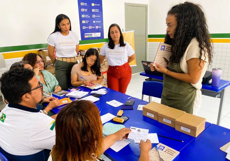 Escola Municipal Professor José Siney Ferraz recebe mil livros e capacita agentes de leitura para implantação de nova sala