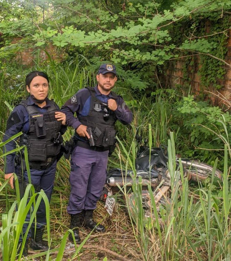 Guarda Municipal recupera motocicleta roubada escondida em matagal na Vila Esmeralda