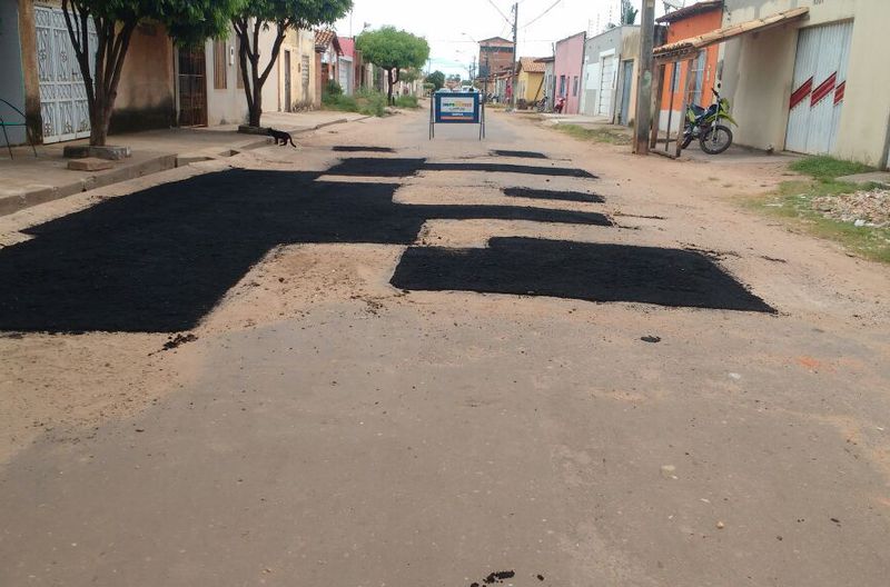 Concluído tapa-buracos na Rua Bandeirantes, Bairro Vila Nova