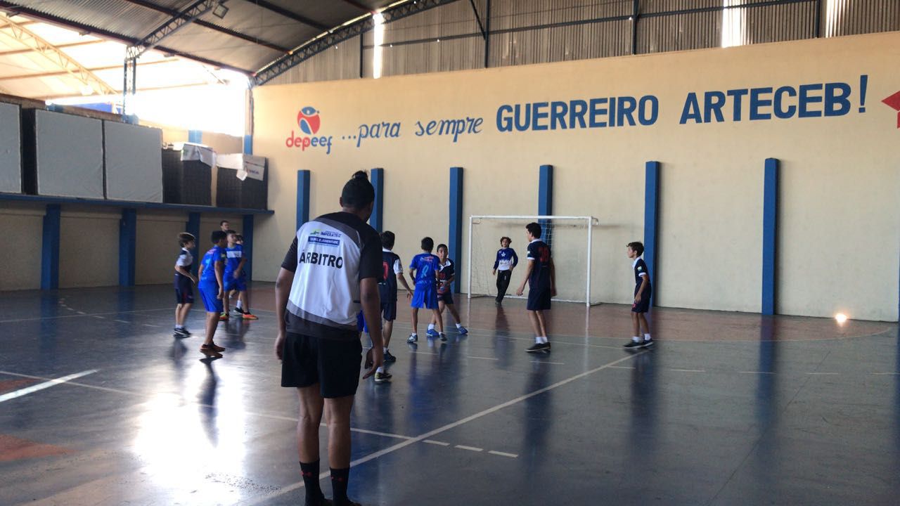 <p>Come&ccedil;a agora a &uacute;ltima partida de handebol do dia, na categoria mirim masculino. As equipes que se enfrentam s&atilde;o Peniel e ArtCeb. E j&aacute; inicia com vantagem para o ArtCeb, com 4x0.</p>

<p>&nbsp;</p>