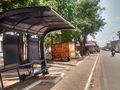 Abrigo de ônibus é instalado na Praça Manoel Cecílio na Vila Nova