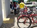 Fiscais da Seplu orientam ciclistas a retirarem bicicletas de calçadas