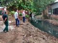 O secretário Francisco Pinheiro, acompanhado do adjunto e o coordenador de obras, vê resultados do serviço de limpeza do riacho Cacau, na Vila Redenção I