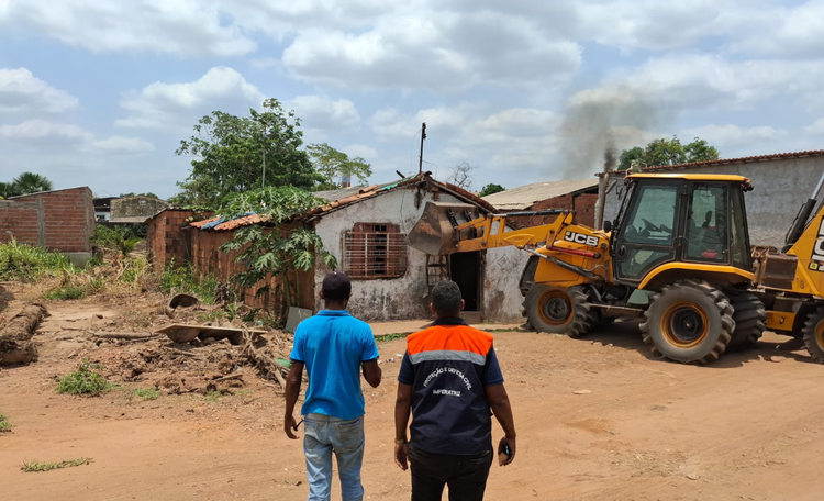 Prefeitura de Imperatriz realiza ação preventiva e realoca família que vivia em área de risco