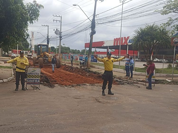 Setran realiza controle do trânsito na obra da Rua Leôncio Pires Dourado