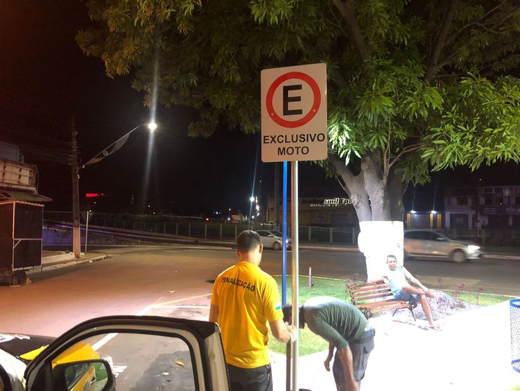 Praças recebem sinalização para vagas de motocicletas e pontos de moto-táxi