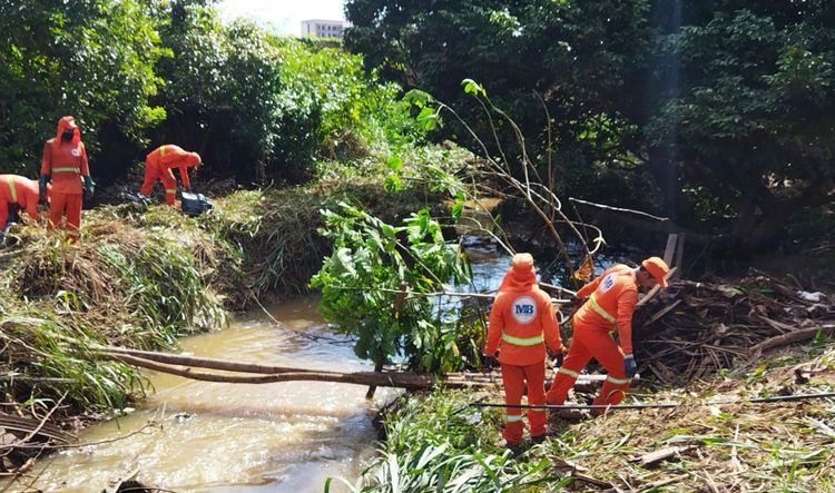SLP realiza desobstrução e limpeza do riacho Bacuri no bairro Parati
