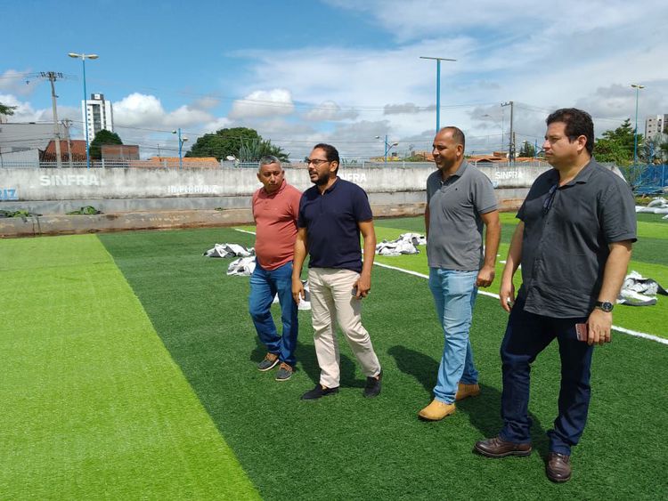 Prefeito Assis Ramos vistoria campo de Fut 7 e autoriza torneio nacional para inauguração