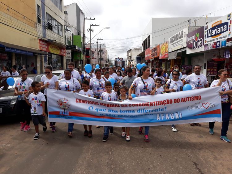 Caminhada em prol ao Dia Mundial de Conscientização do Autismo reúne centenas de pessoas