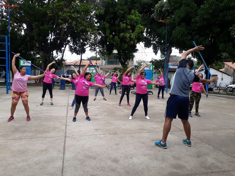Mulheres participam de atividades físicas na Praça União
