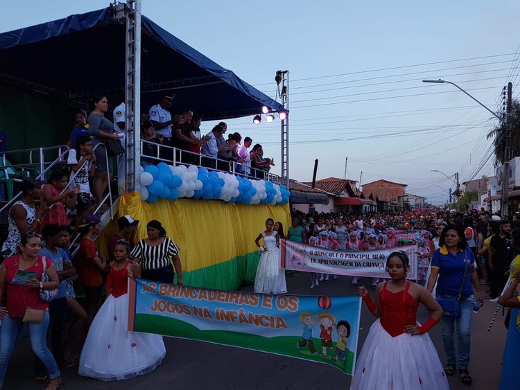 Escolas da Vila Nova realizam desfile cívico para comunidade