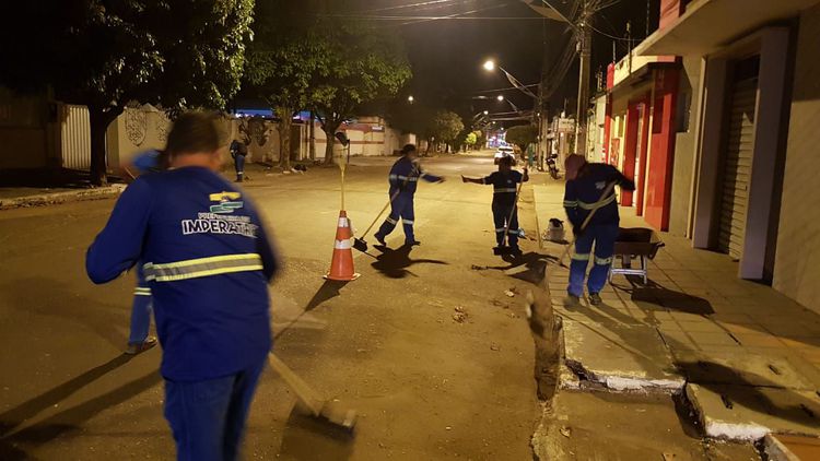Agentes de limpeza urbana atuam na rua Simplício Moreira