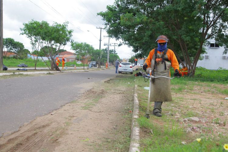 Avenida Sabiá das Laranjeiras recebe serviços de limpeza
