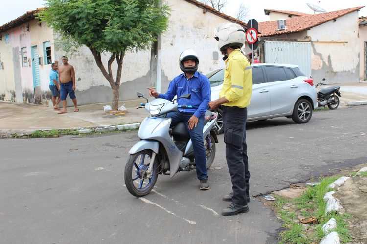 Agentes de trânsito orientam motoristas sobre mudança de sentido da Rua Mato Grosso