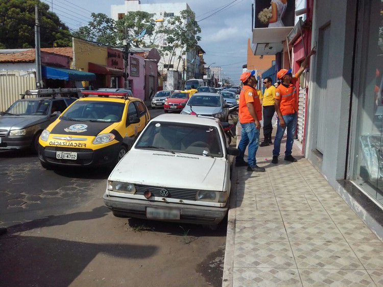 Defesa Civil determina que proprietários retirem carcaças de veículos das ruas