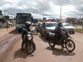 Agentes da Setran, do MOB e da Polícia Militar durante ação de fiscalização ao transporte clandestino na Avenida Pedro Neiva de Santana