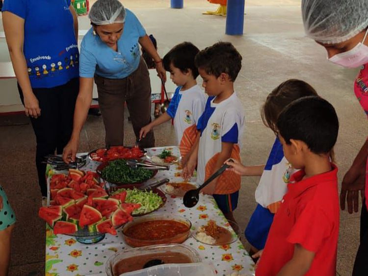 Alunos da Escola Jair Rosignoli participam de projeto Alimentação Saudável Self-service