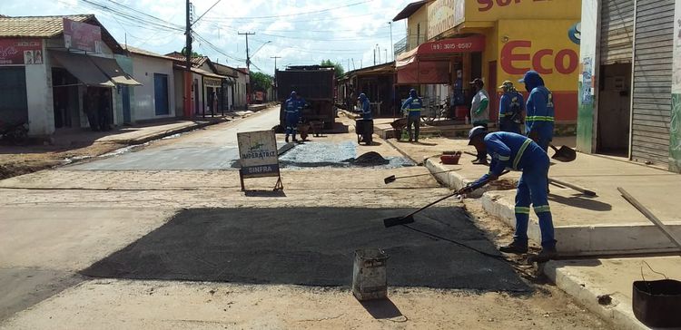 Operação tapa-buracos recupera ruas em 10 bairros de Imperatriz