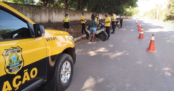 Agentes de trânsito realizam blitz de fiscalização e orientação nos