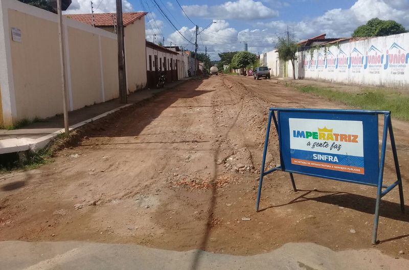 Começam serviços de terraplagem para asfaltamento da Av. Dorgival Pinheiro, na Vila Lobão