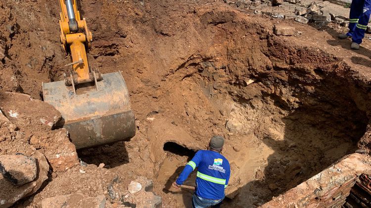 Prefeitura realiza manutenção e melhorias no sistema de drenagem na Beira Rio
