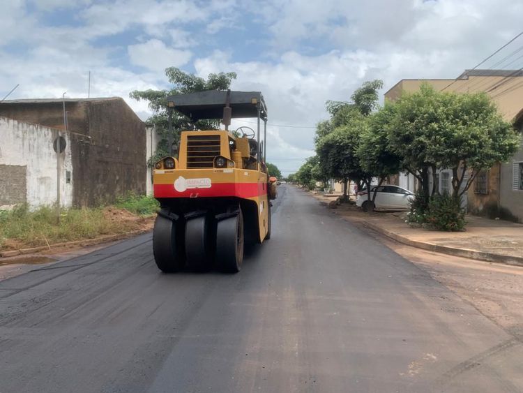 Obras de recapeamento e drenagem avançam na Rua Rio Grande do Norte