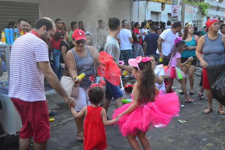 Foliões aproveitam último dia de Carnaval em Imperatriz