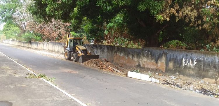 Prefeitura realiza remoção de pontas de lixo na rua São Bento
