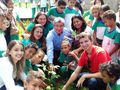Cerca de 100 crianças fizeram parte do projeto de arborização na escola e empolgados participaram do plantio de mudas