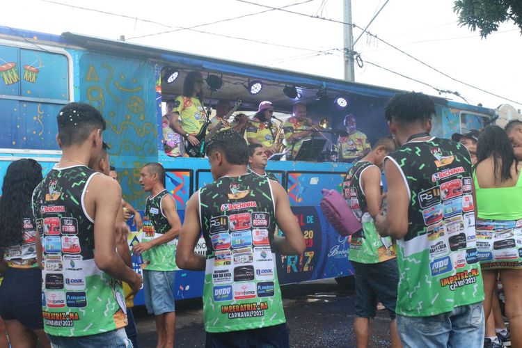 Blocos animaram terceiro dia de carnaval no circuito da jardineira na Praça da Cultura
