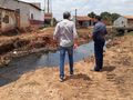 Prefeito Assis Ramos e secretário Francisco Pinheiro vistoriam local que será construído ponte de concreto na Rua Guarani, na Vila Redenção II