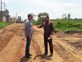 Prefeito Assis Ramos, acompanhado do secretário Francisco Pinheiro, vistoria obras de recuperação de ruas e construção de drenagem profunda
