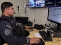 Agente da Guarda Municipal de Imperatriz acompanha ocorrências pelo Sinesp CAD 3.0, sistema que permite o gerenciamento dos chamados e o monitoramento das equipes em tempo real.