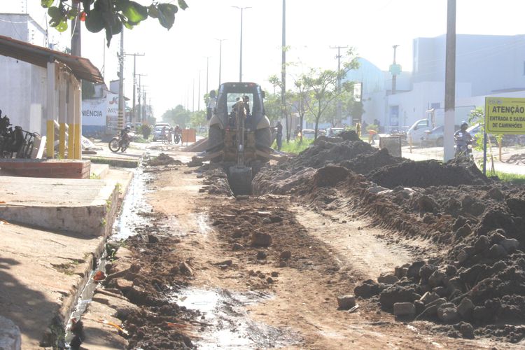 Equipes realizam obras de drenagem profunda na Vila JK e Caema