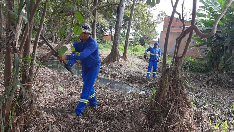 Prefeitura executa limpeza do riacho Bacuri na avenida Liberdade