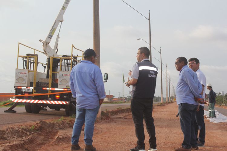 Prefeitura retira postes de iluminação pública para adequação da obra da travessia urbana