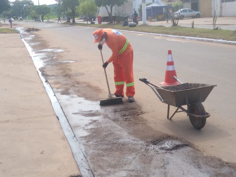 Prefeitura realiza limpeza da Avenida JK