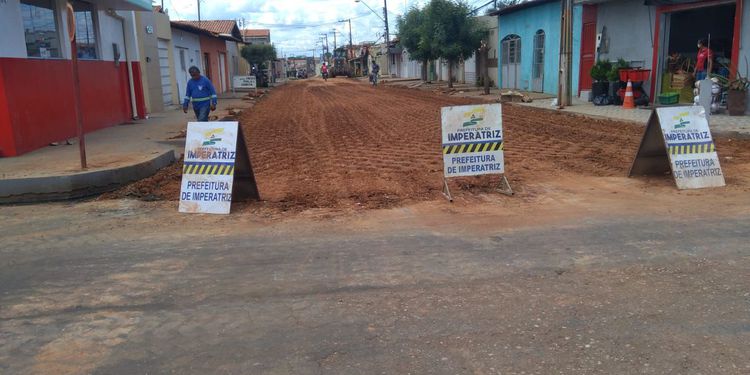 Ruas Beta e Minas Gerais recebem serviços de terraplenagem para asfaltamento