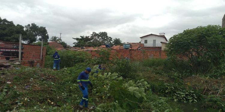 Prefeitura executa limpeza e desobstrução de riacho Bacuri
