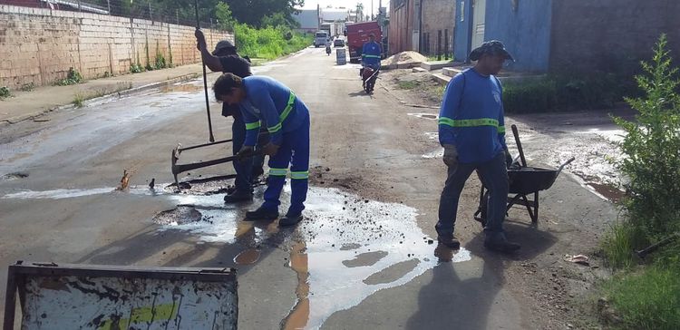 Equipes de tapa-buracos atuam na recuperação de ruas e avenidas em 10 bairros de Imperatriz