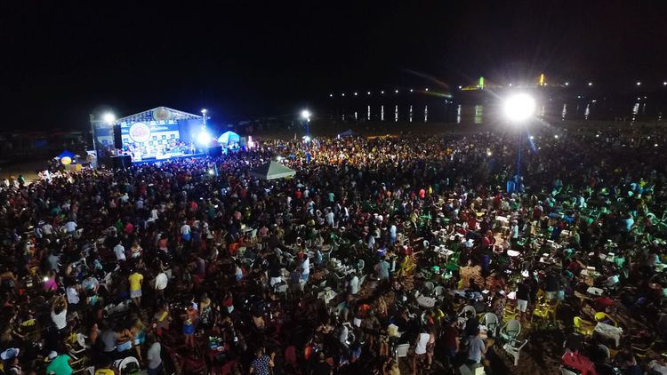 Multidão lota show de abertura da Praia do Cacau
