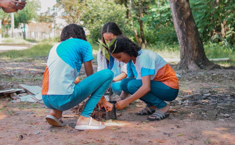 Crianças participam do plantio de mudas na Lagoa das Garças durante a Semana Municipal do Uso Consciente da Água