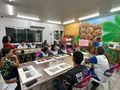 Estudantes da EJA participaram de uma oficina no Centro Cultural Tatajuba para a preparação e montagem dos quadros que integrarão a exposição “Meu Ambiente: Um Olhar para o Presente, Uma Visão para o Futuro”.